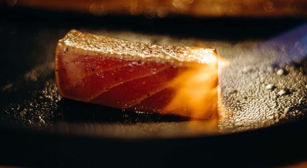 Un pasto a tutto tonno, la ricetta della tagliata di tonno con marmellata di peperoni