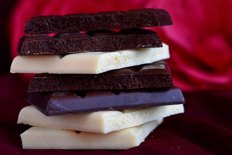 Cioccolato, dolce della felicità: la ricetta della mousse ai tre cioccolati e frutto della passione