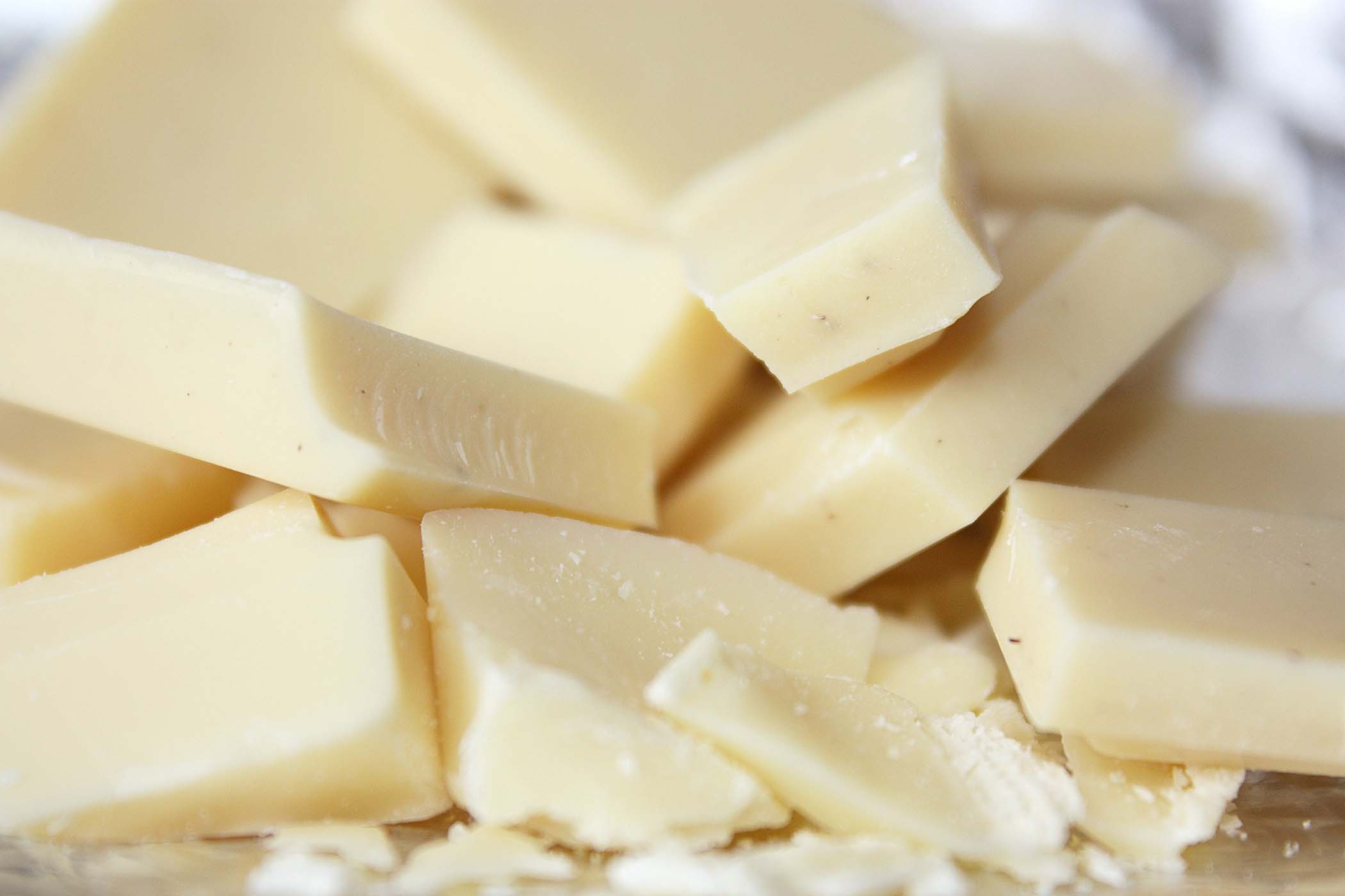 A tavola con amore, la ricetta della crema di cioccolato bianco e capperi