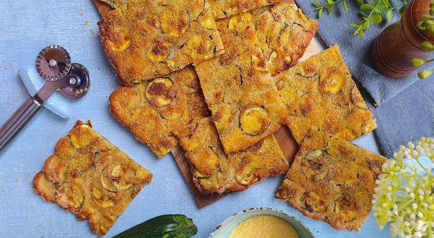 Schiacciata di zucchine, la ricetta croccante e velocissima