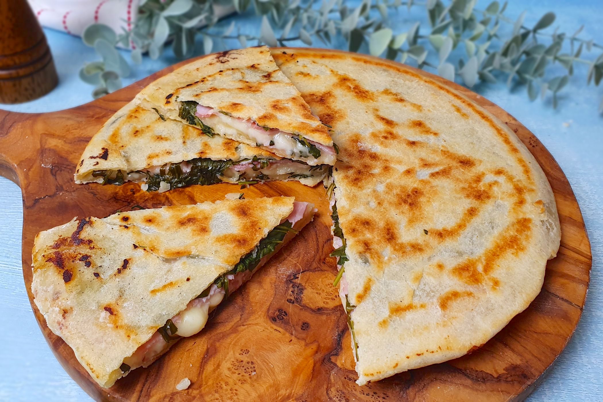 Focaccia in padella, la ricetta senza lievitazione con yogurt magro