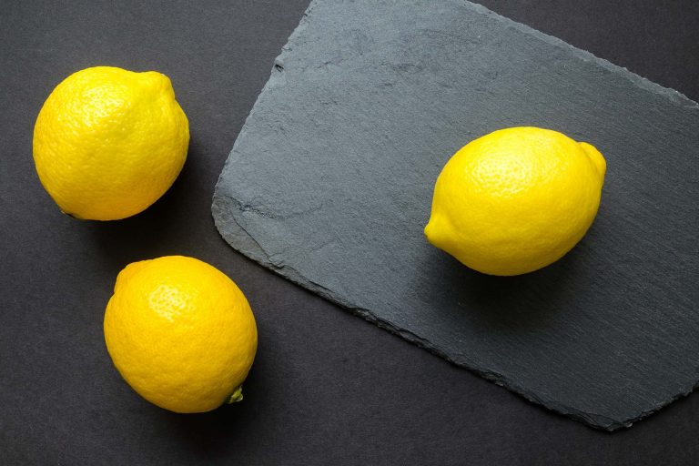Metti il sale sul limone: la ricetta delle fettuccine al limone su carpaccio di gambero rosso