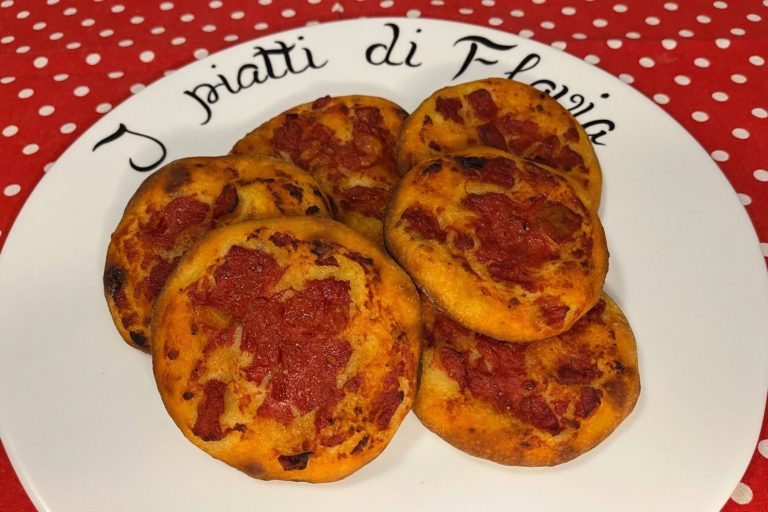 Pizzette rosse fatte in casa: la ricetta come quelle del forno