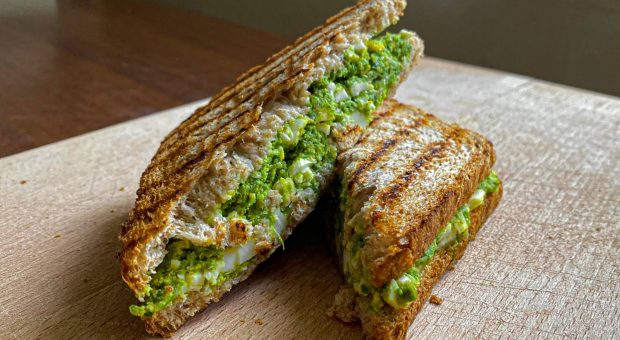 Toast ripieno di uova cremose ai broccoletti, la ricetta originale