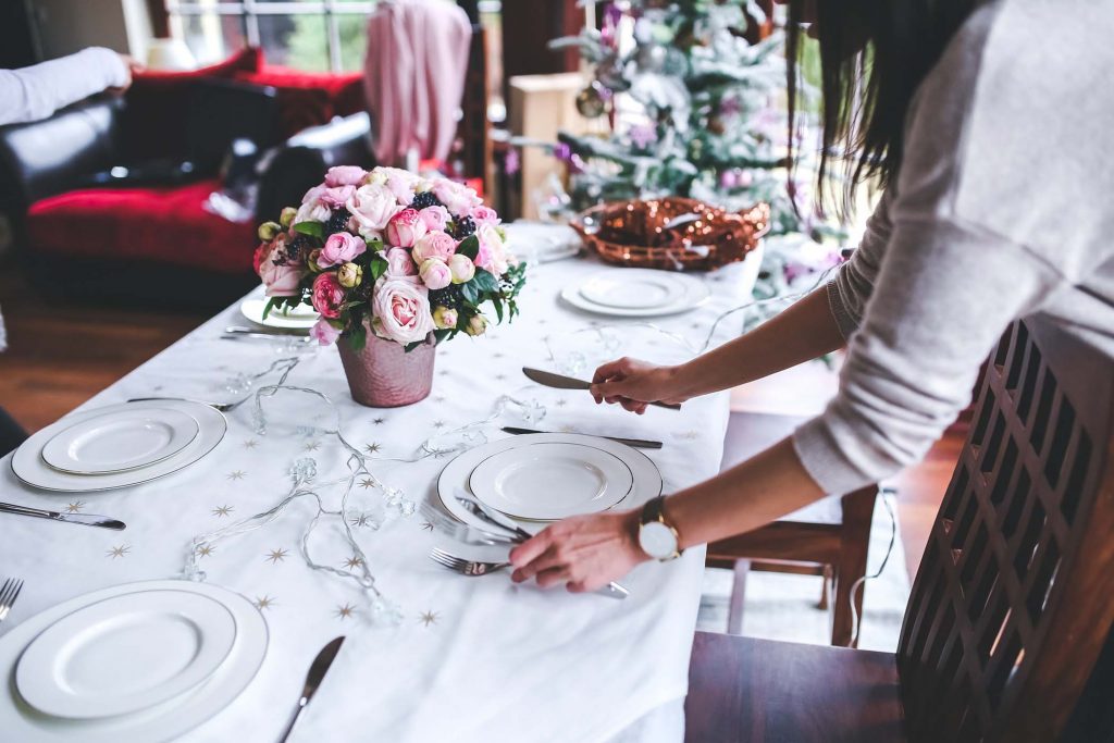 tavolo-cena-apparecchiare-famiglia-pranzo