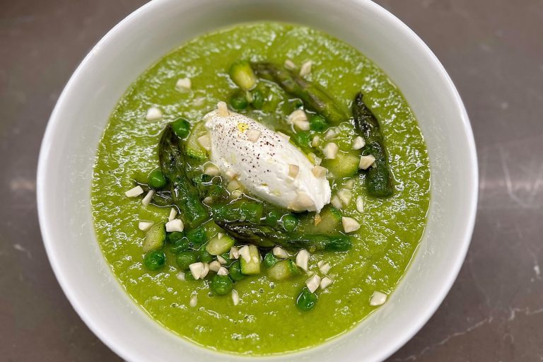 Crema di asparagi: la ricetta “green” con piselli, zucchine, robiola e mandorle