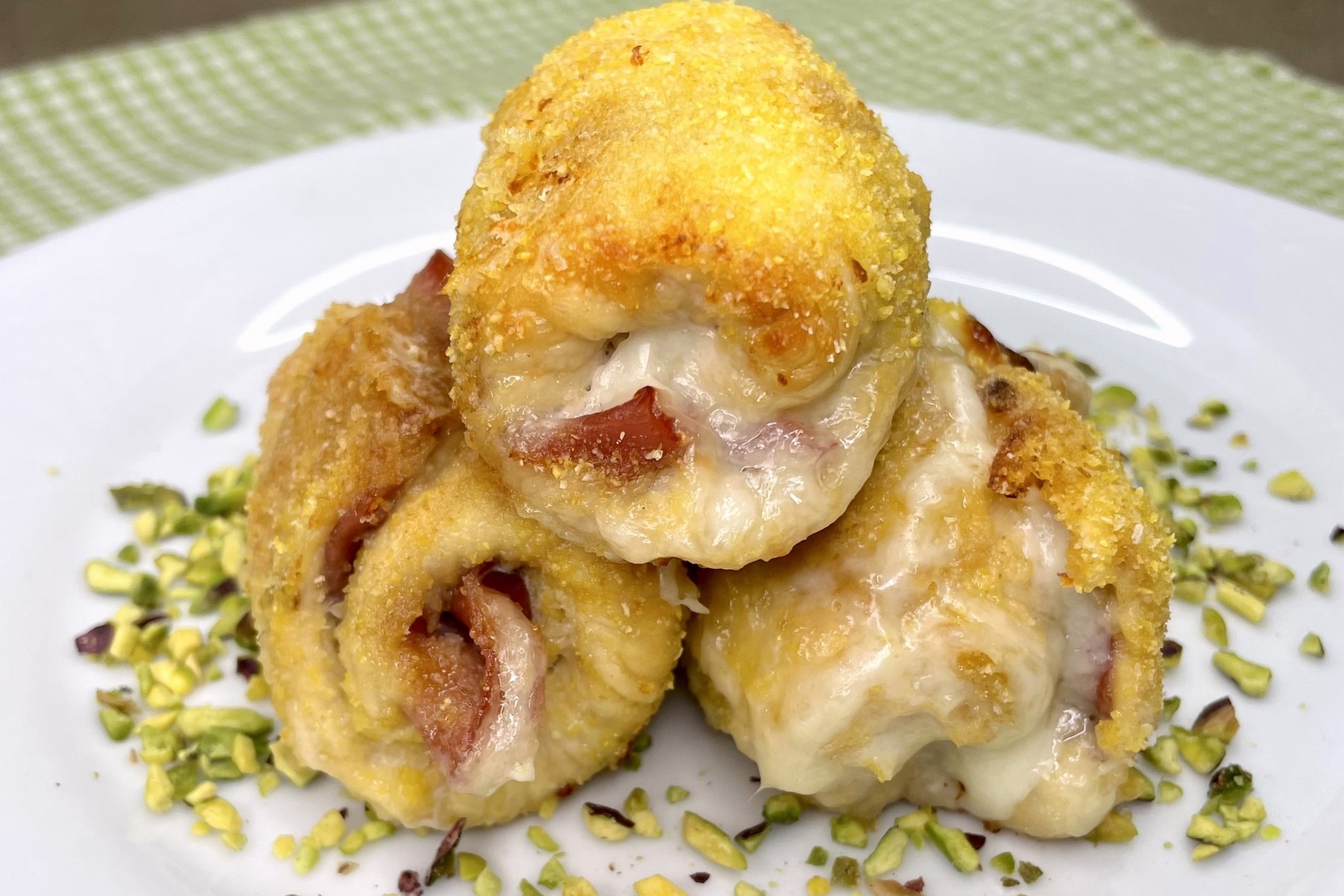 Involtini di pollo: la ricetta super filante da provare