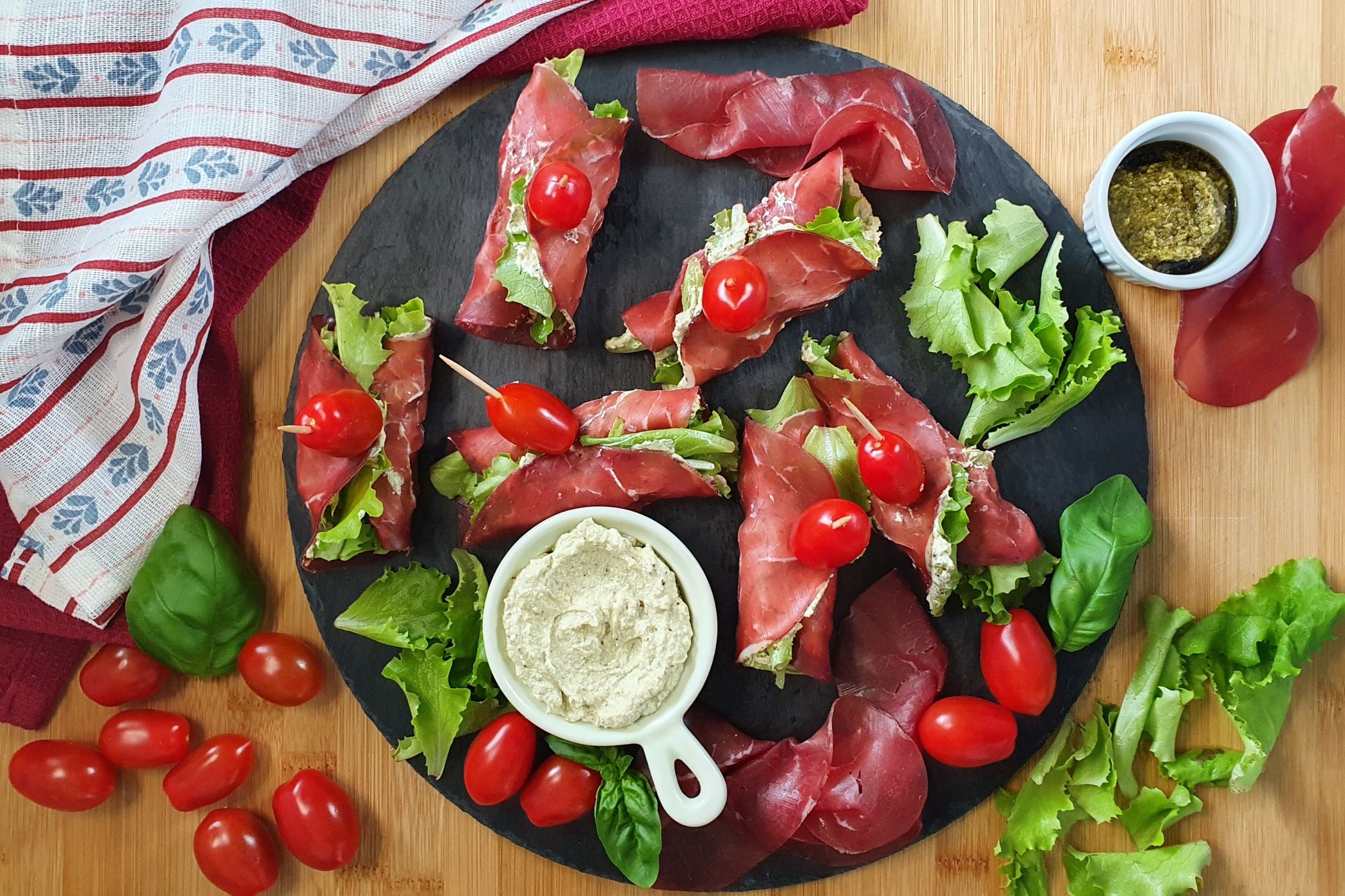 Involtini di bresaola con pesto e ricotta, la ricetta pronta in 5 minuti!