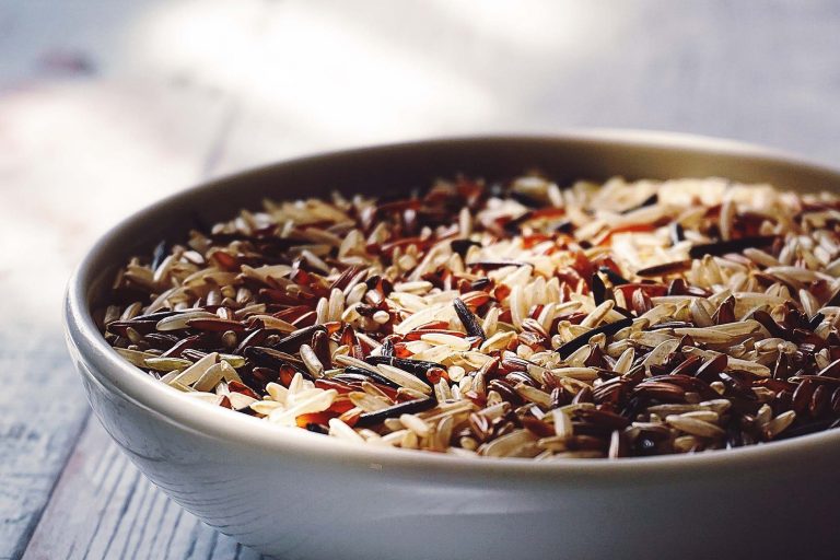 Riso, sarà un’insalata che vi sfamerà: la  ricetta del tricolore di riso, caffè e gamberi al gin