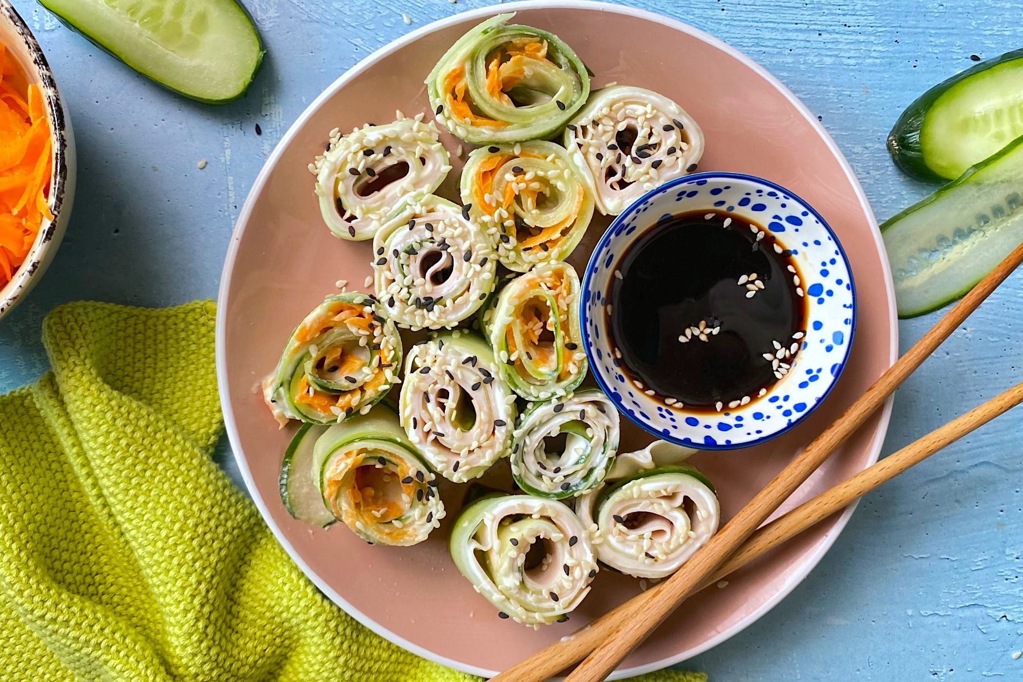 Roll di cetriolo, due idee per un “fake sushi” veloce e leggero