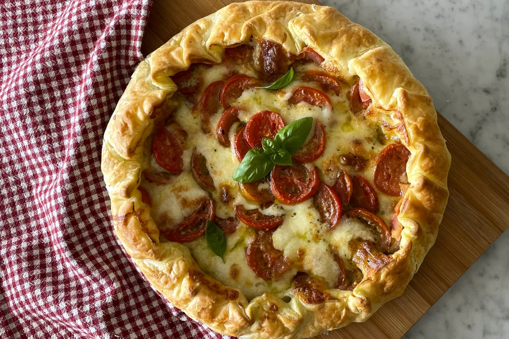 Torta salata caprese: l’antipasto che piace a tutti!