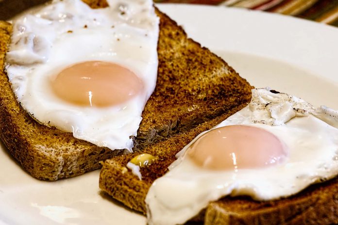 uova colazione toast