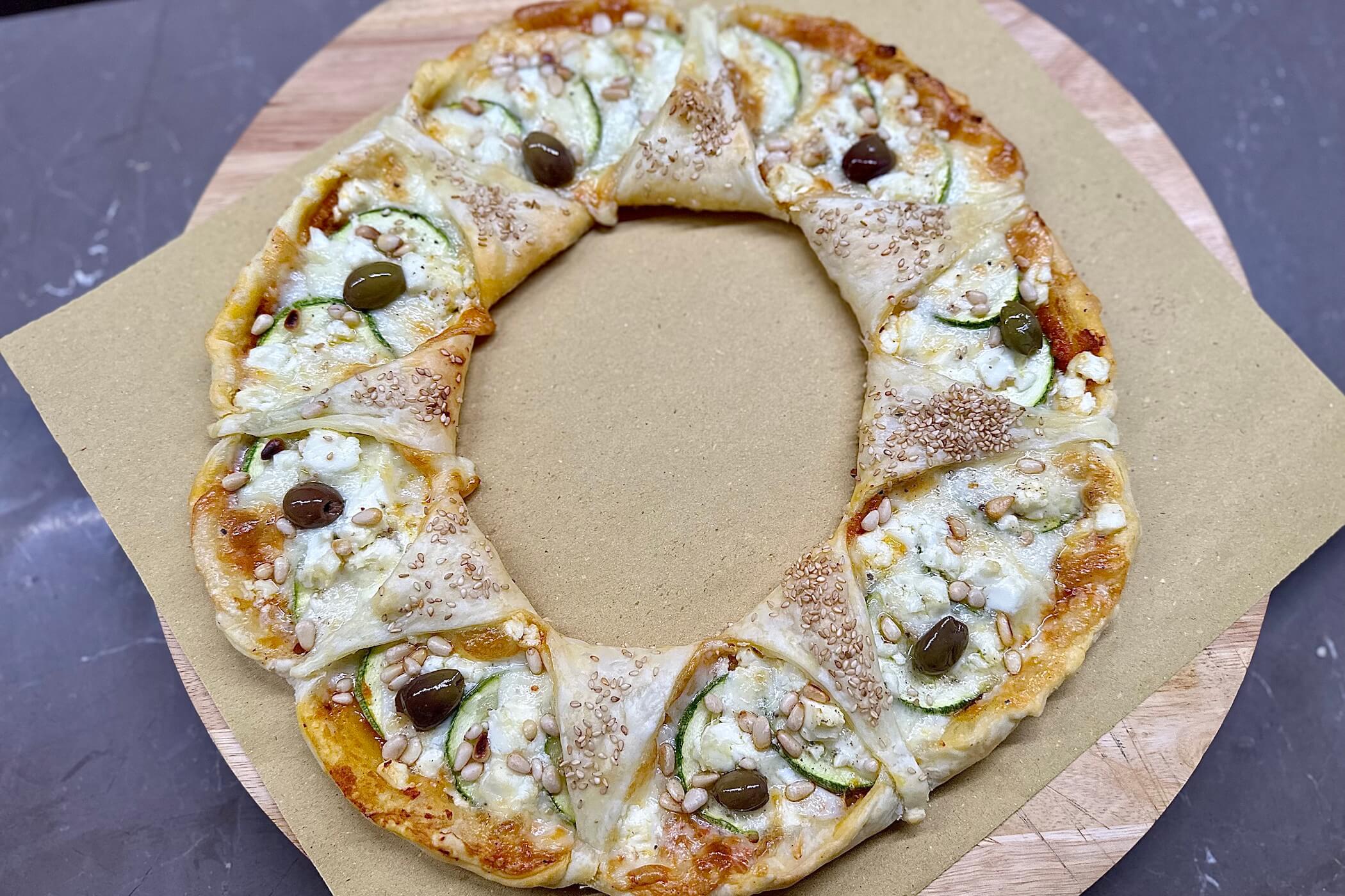 Corona di pasta sfoglia: la ricetta leggera con zucchine e feta