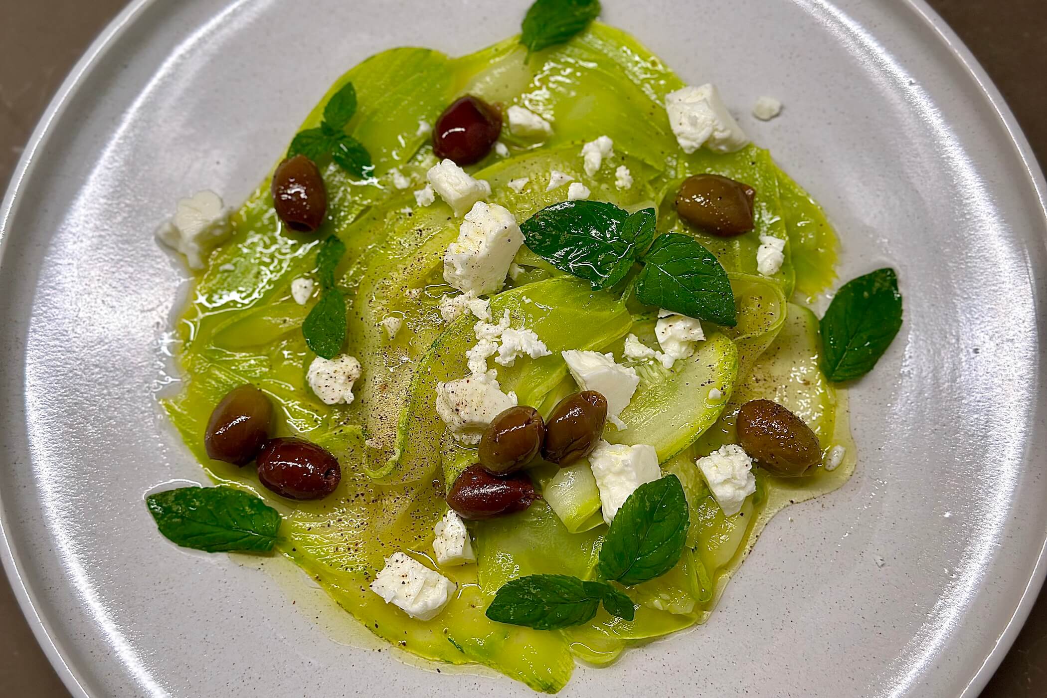 Insalata di zucchine: la ricetta fresca con feta, olive e menta