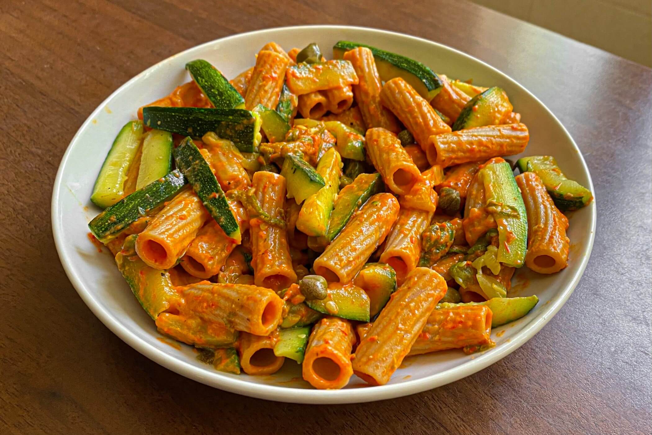 Insalata di pasta, la ricetta con peperoni e zucchine - MoltoFood