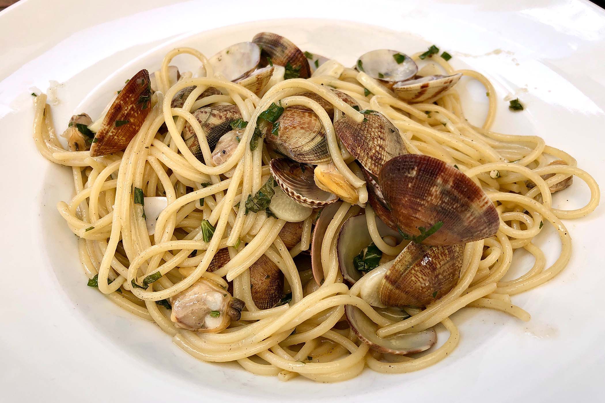 La scoperta dell’acqua salata: la ricetta degli spaghetti con le vongole veraci