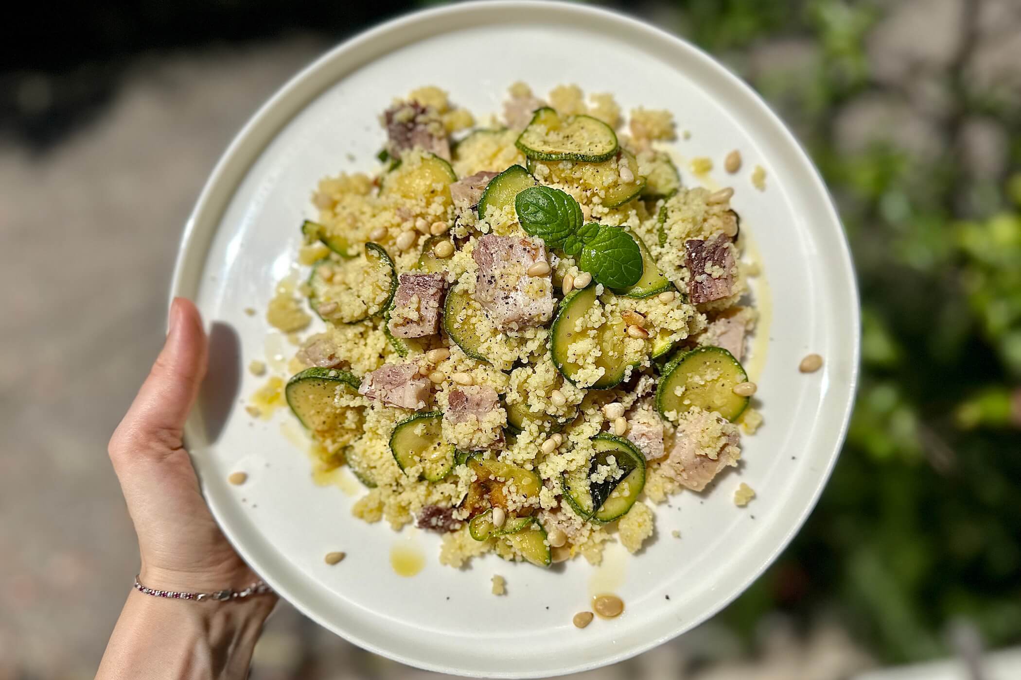 Cous cous di pesce: la ricetta con pesce spada, zucchine e menta