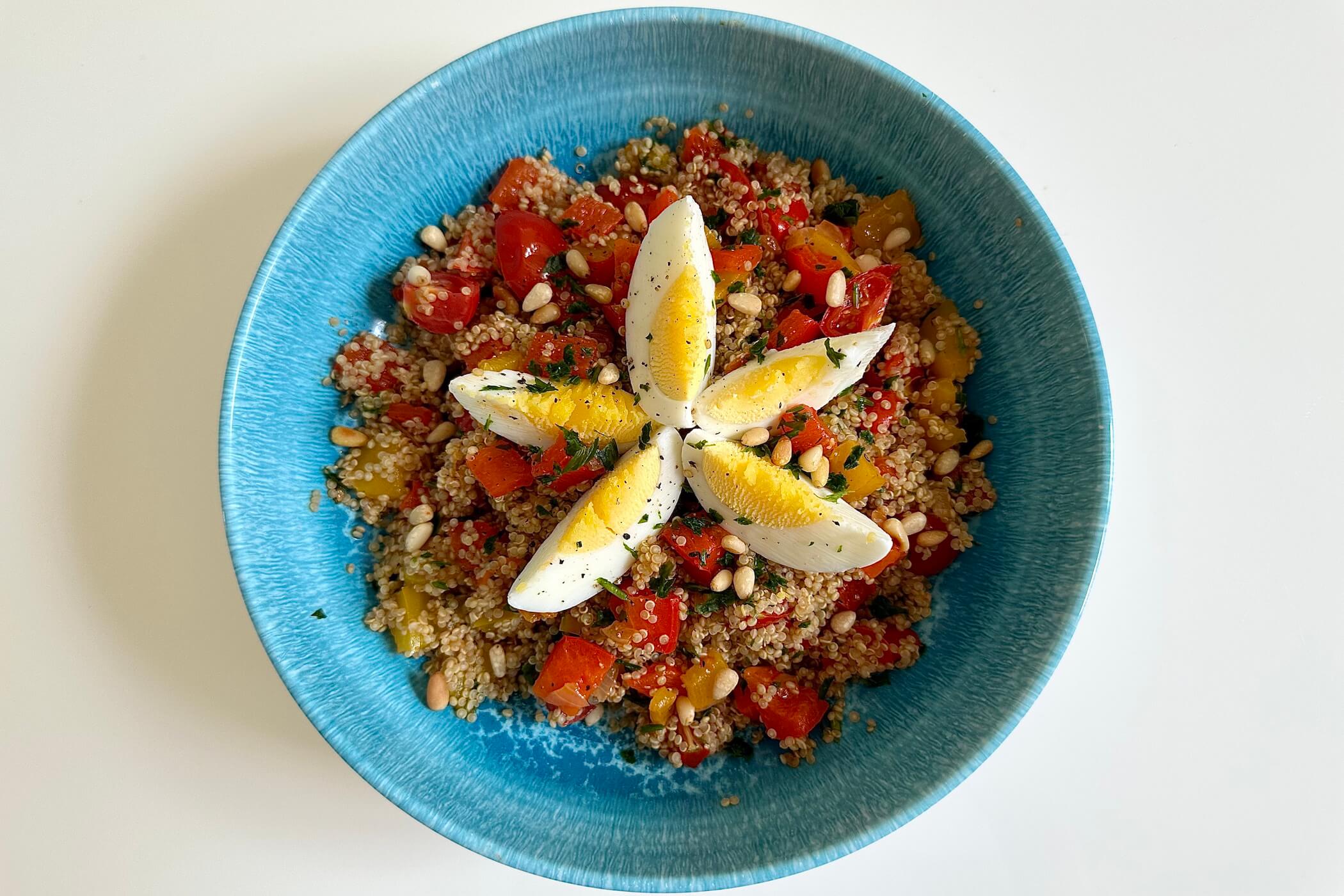 Come cucinare la quinoa: la ricetta con peperoni, pomodorini e uova