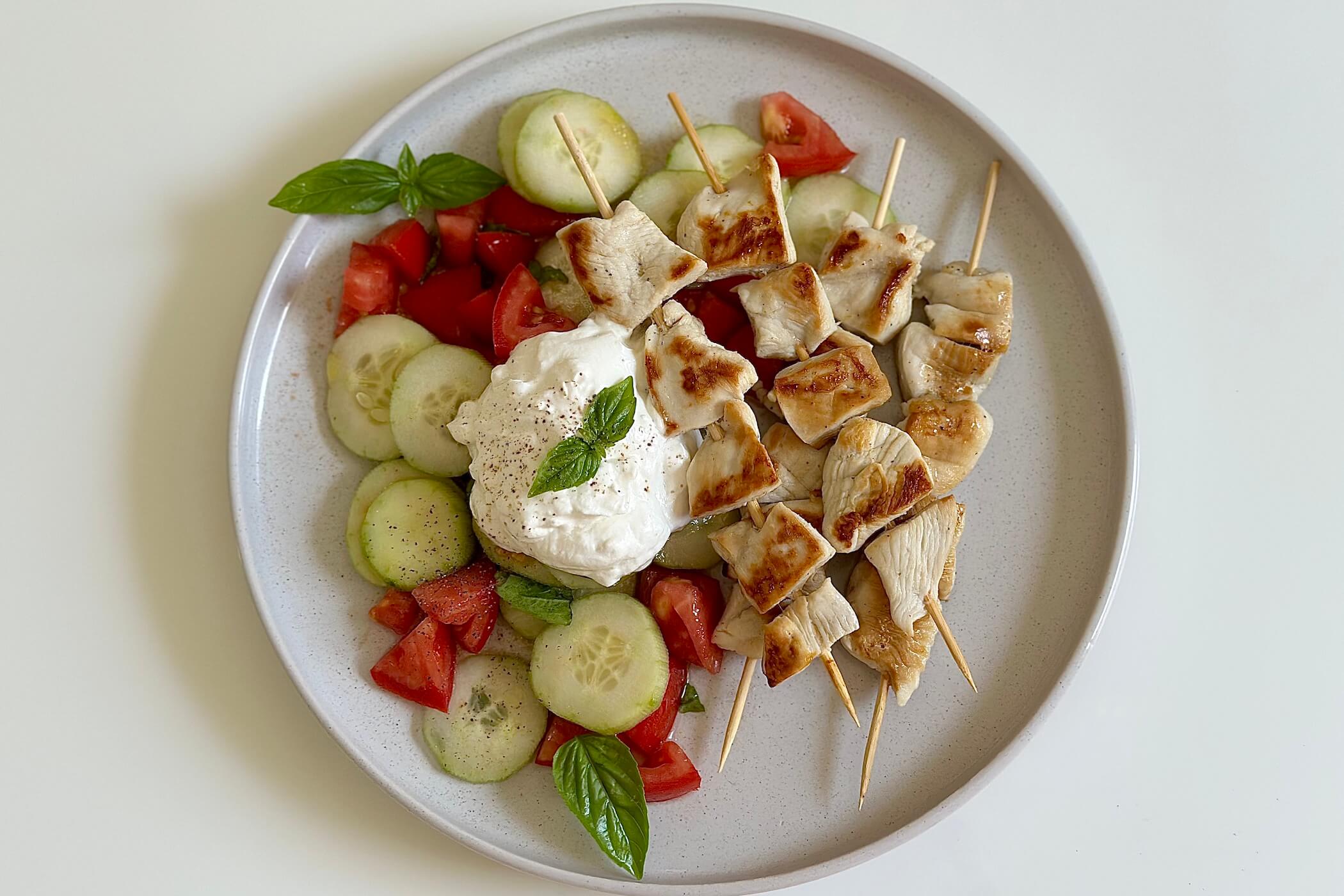 Spiedini di pollo al limone, la ricetta con salsa yogurt