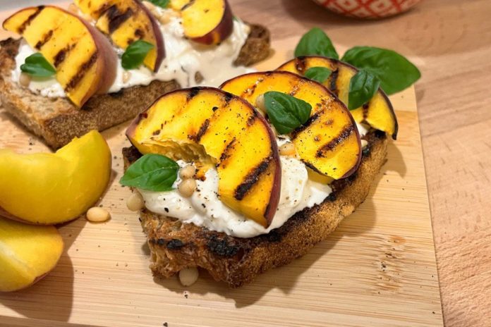 Bruschetta pesche e burrata