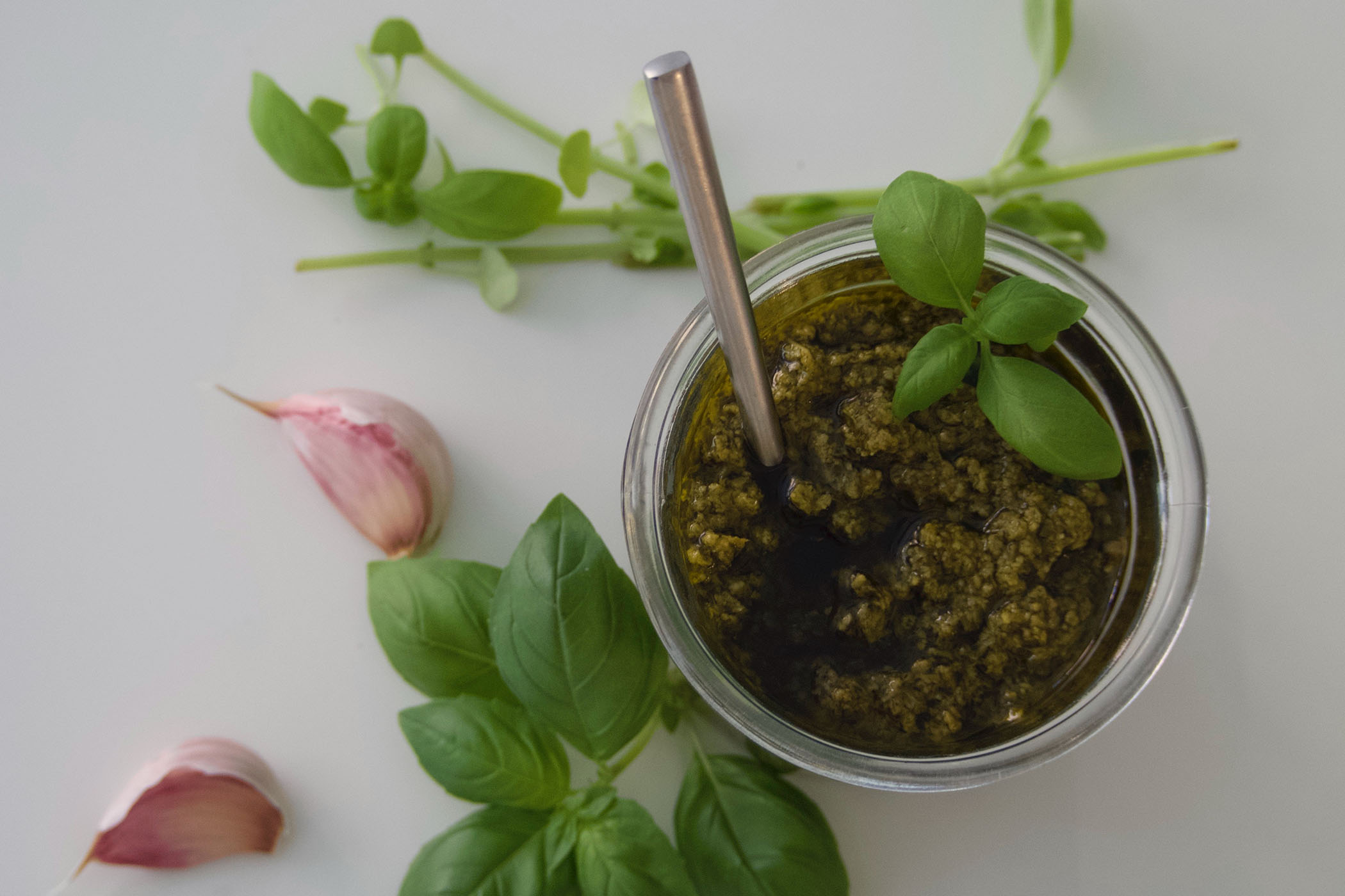 Prelibato mercato: la ricetta delle triglie con pesto leggero e carciofi croccanti