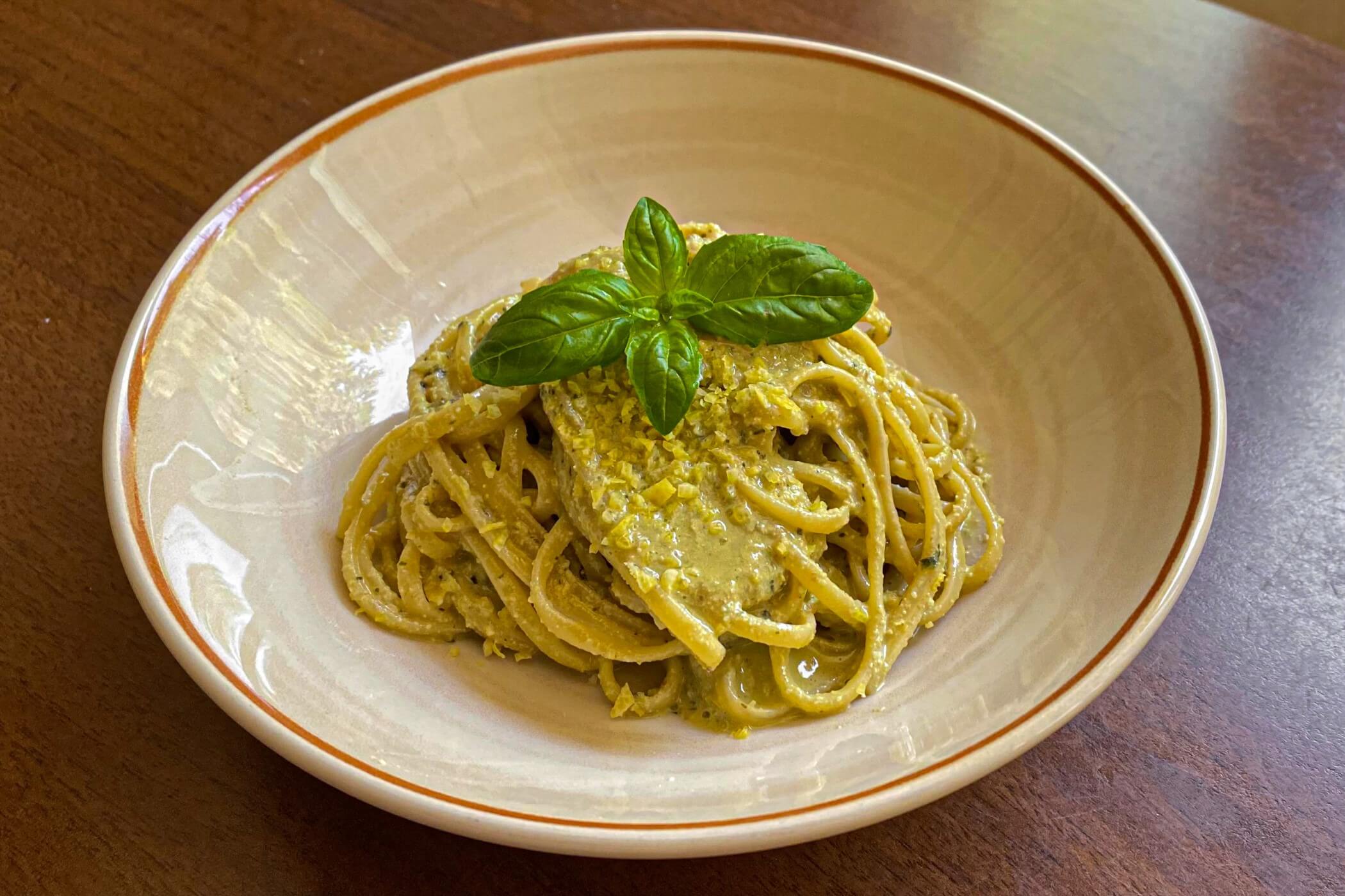 Pesto di limone con noci e basilico, un primo piatto dal profumo pazzesco