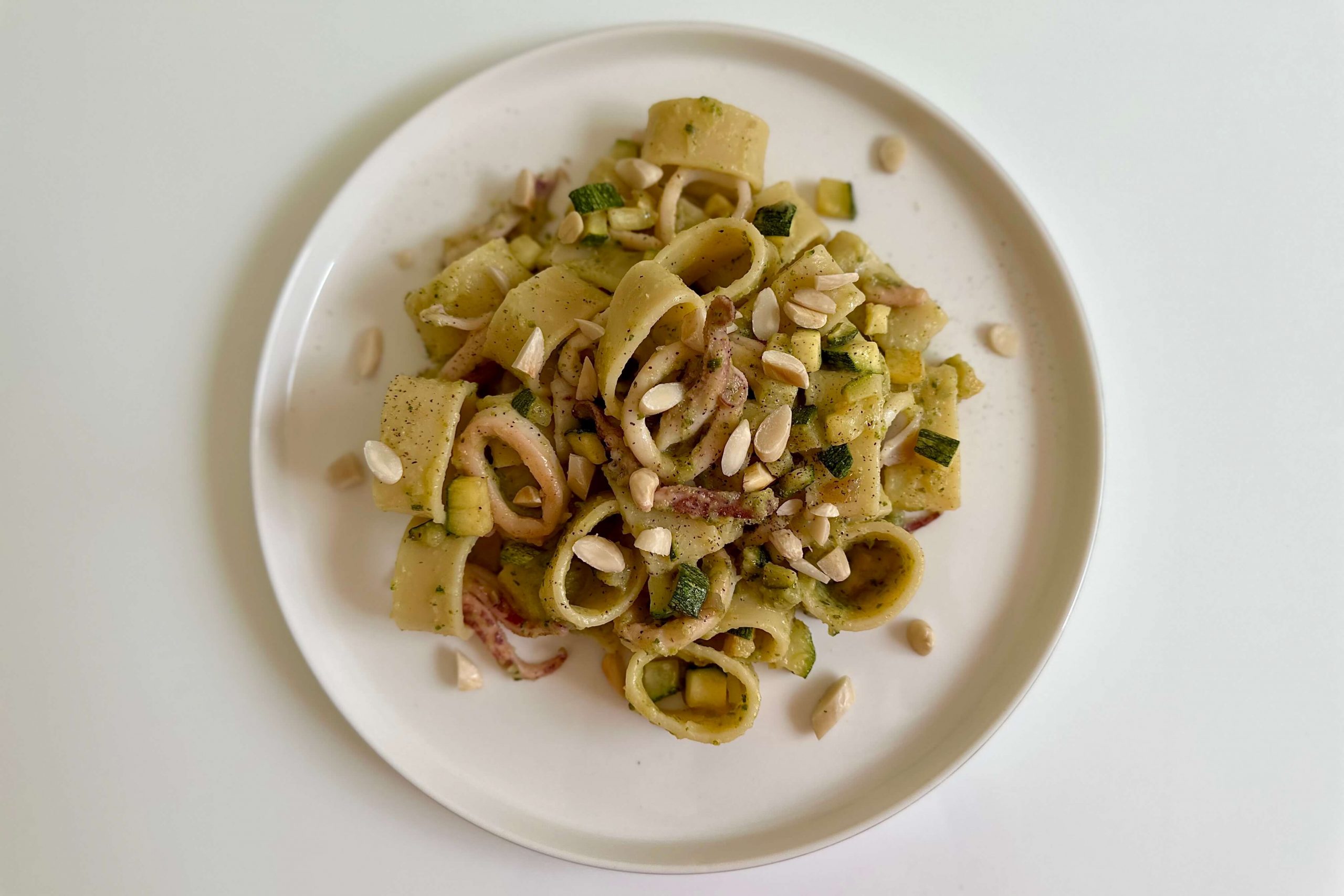 Calamarata con calamari, zucchine e mandorle: la ricetta saporita e leggera