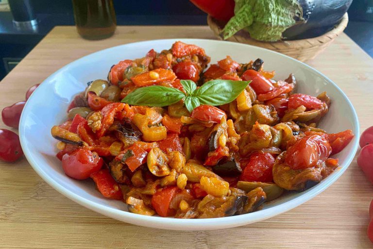 Caponata siciliana, la ricetta originale con melanzane e peperoni