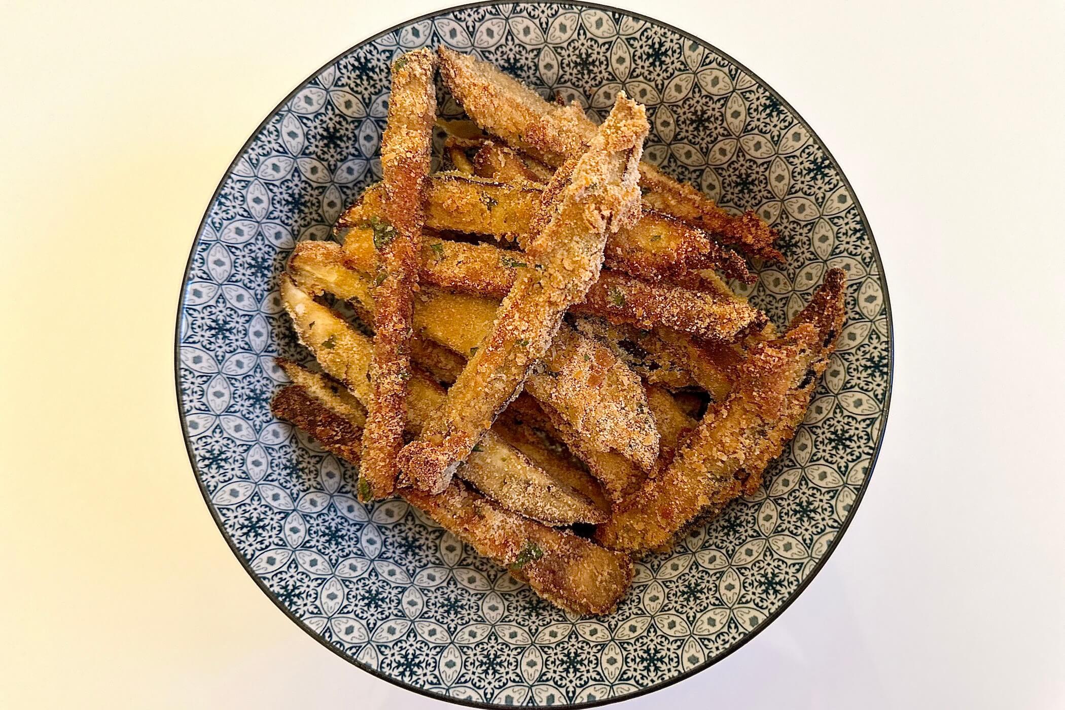 Stick di melanzane croccanti, la ricetta che ti svolterà l’aperitivo