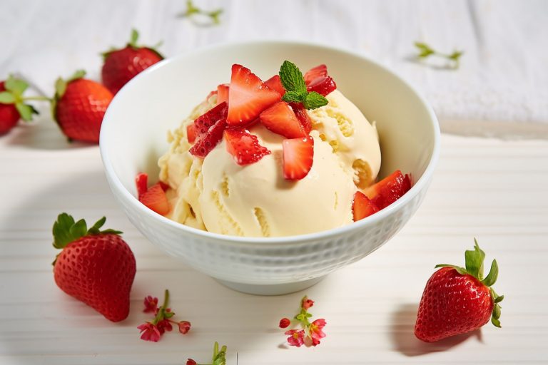È la voglia di gelato: la ricetta del gelato alla crema con fragolino di bosco