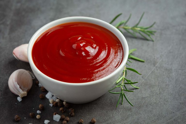 ketchup-o-salsa-di-pomodoro-con-pomodoro-fresco