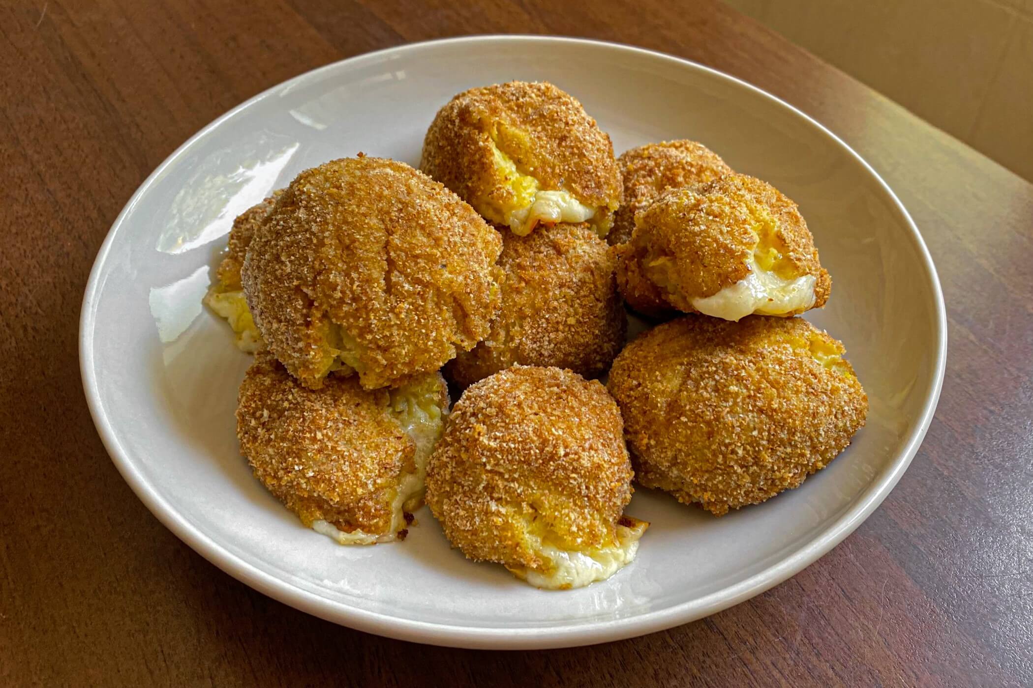 Polpette di patate dal cuore filante, la ricetta perfetta per una cena tra amici