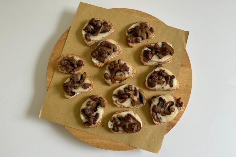 Crostini ai funghi e salsiccia