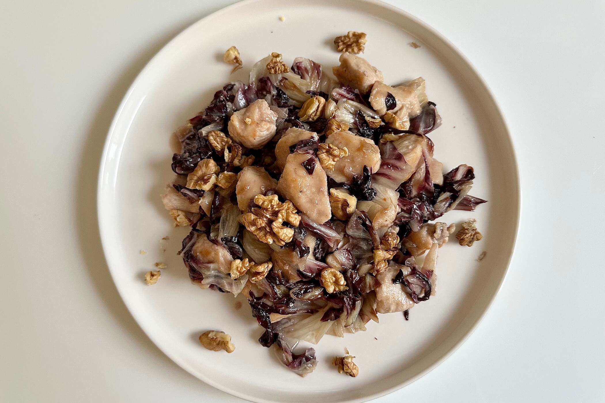 Cosa cucinare per cena? Ecco la ricetta dei bocconcini di pollo con radicchio e noci