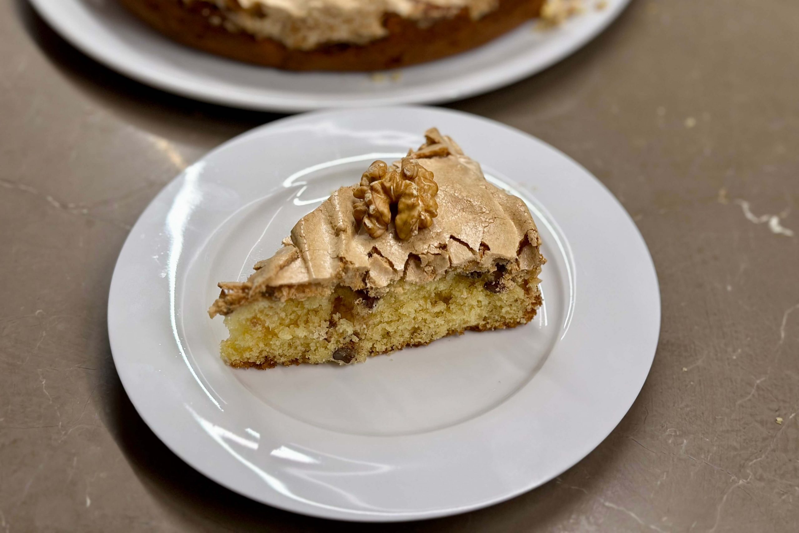 Torta di noci meringata, la ricetta facile dal gusto delicato