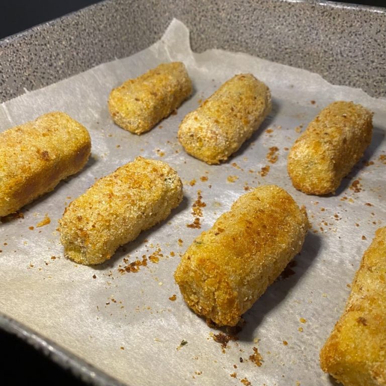 Crocchette di patate al forno, la ricetta adatta proprio a tutti  --- (Fonte immagine: https://www.moltofood.it/wp-content/uploads/2023/09/crocchette_di_patate_al_forno_step4-768x768.jpg)