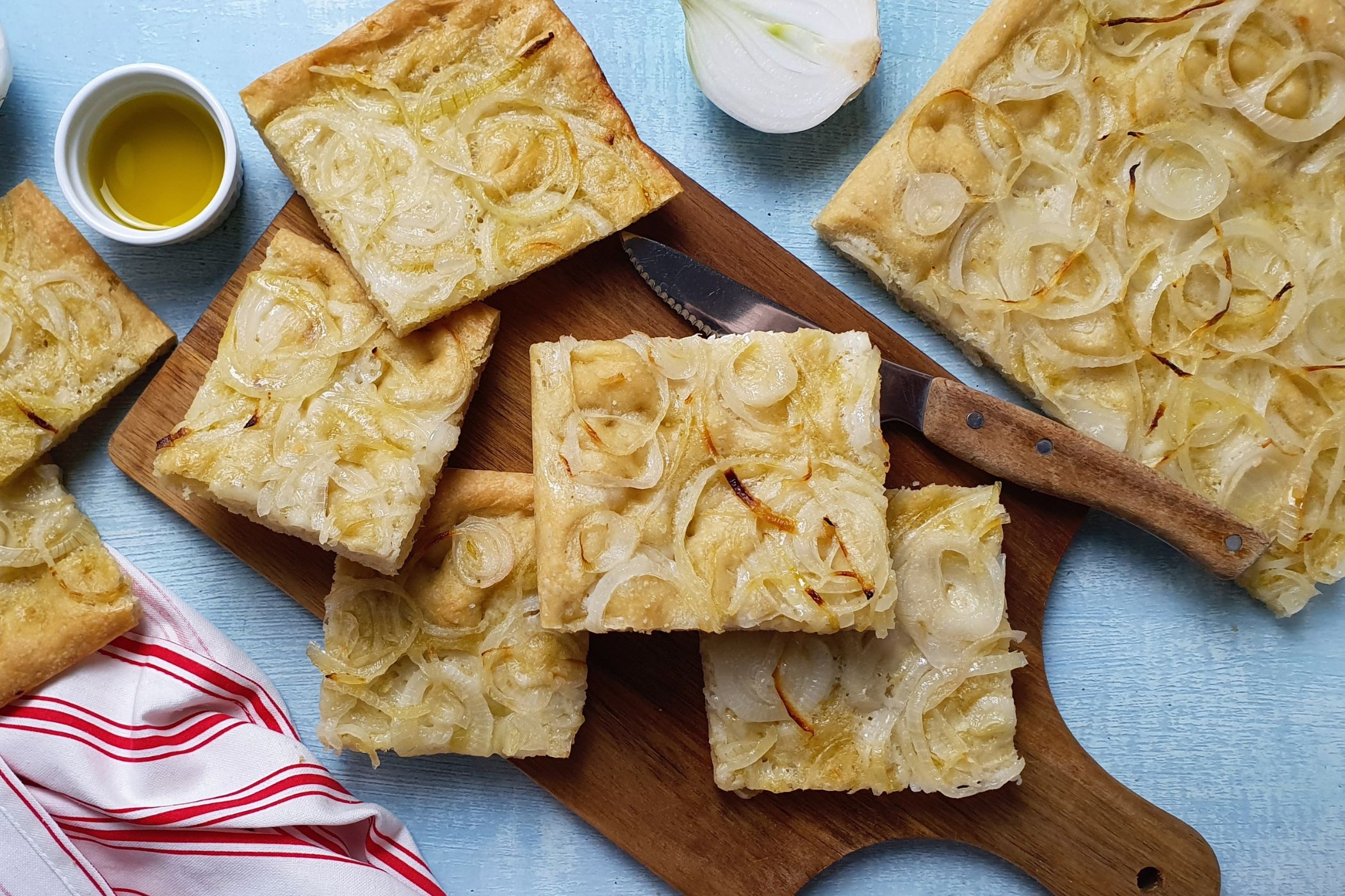 Focaccia alle cipolle, la ricetta morbida sopra e croccante sotto