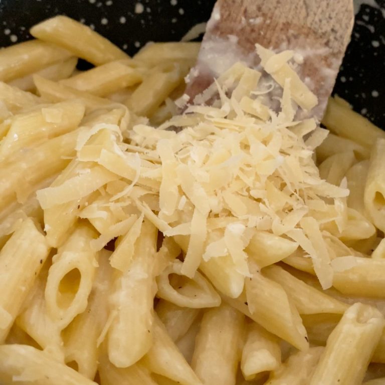 Pasta ai 4 formaggi, la ricetta  --- (Fonte immagine: https://www.moltofood.it/wp-content/uploads/2023/09/pasta-4-formaggi-step4-768x768.jpg)