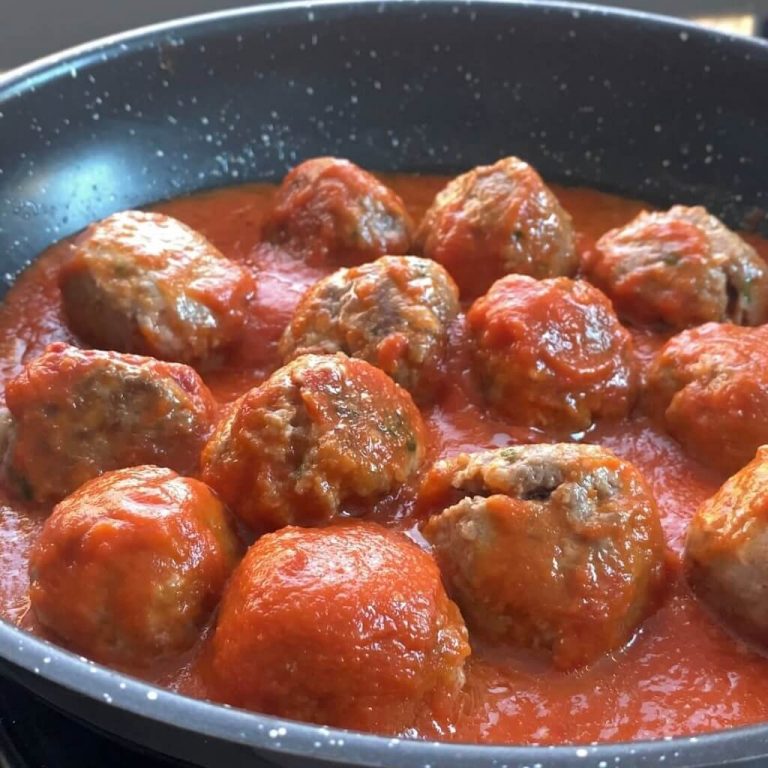 Polpette alla pizzaiola, la ricetta  --- (Fonte immagine: https://www.moltofood.it/wp-content/uploads/2023/09/polpette_alla_pizzaiola_step5-768x768.jpg)