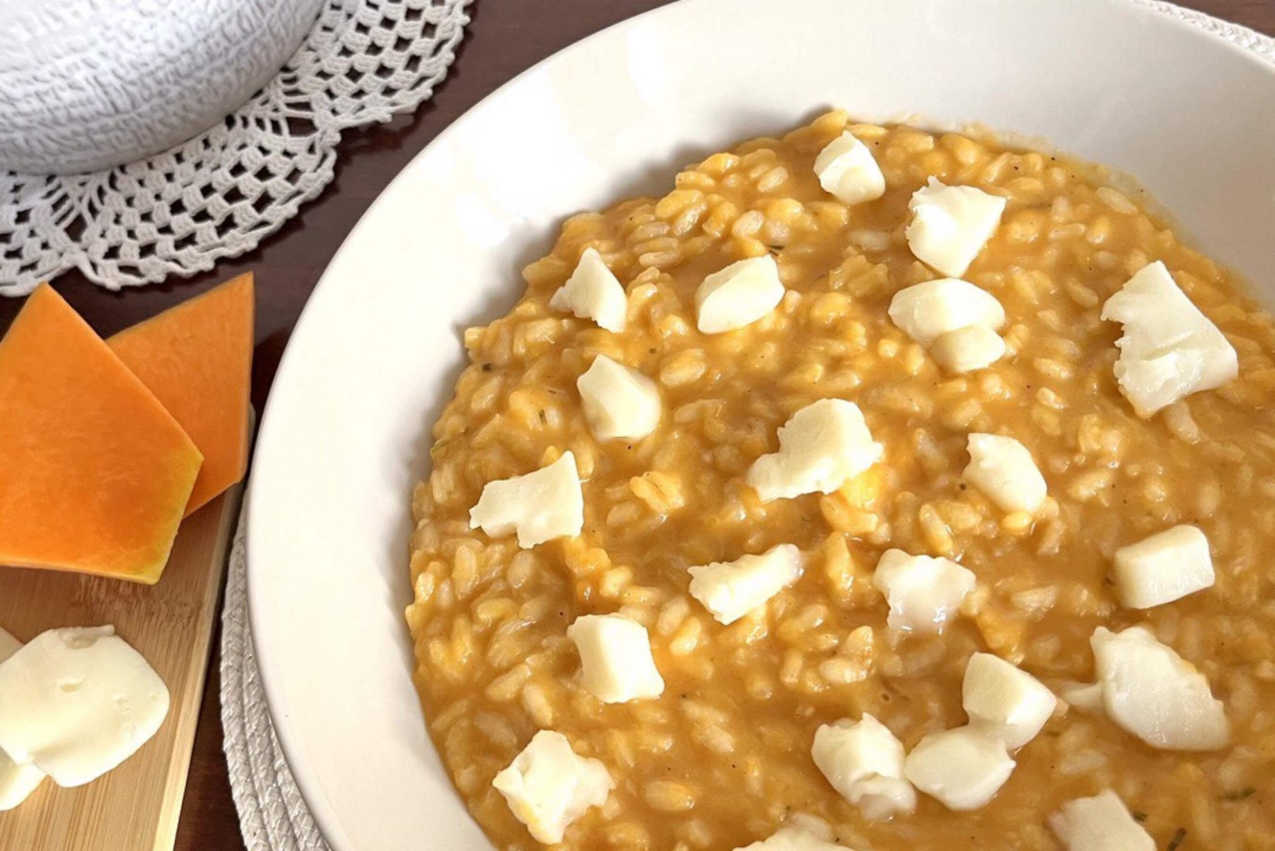 Risotto alla zucca, la ricetta con il taleggio è un’esplosione di gusto