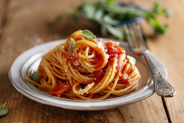 spaghetti-di-pasta-con-salsa-di-pomodoro