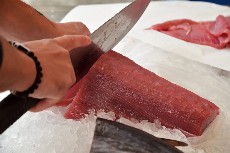 Tonno, riflessi argentei sulla tavola estiva: la ricetta del tonno croccante, scarola, provola e ponzu