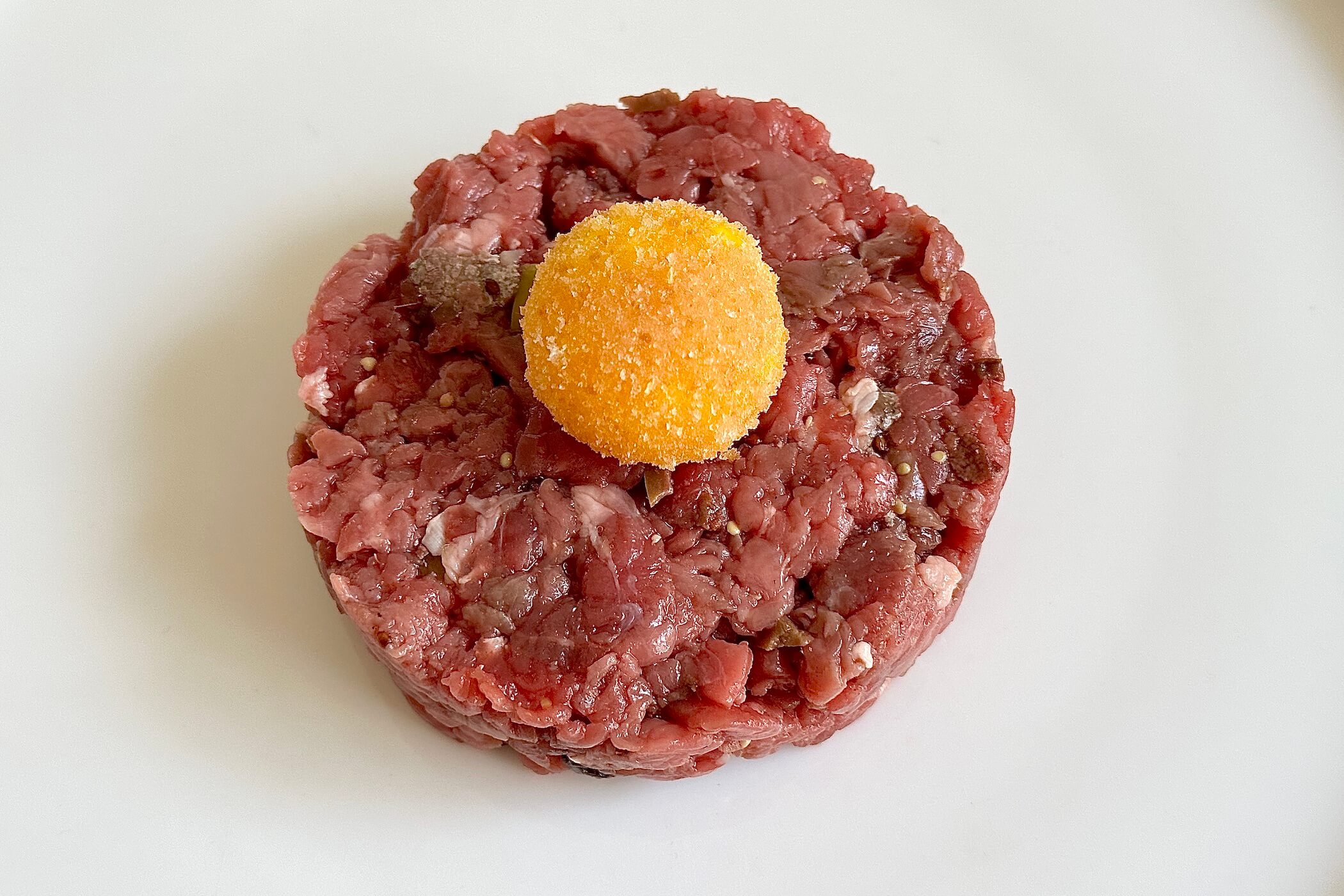 Tartare di manzo con tuorlo fritto, una ricetta che è pura poesia