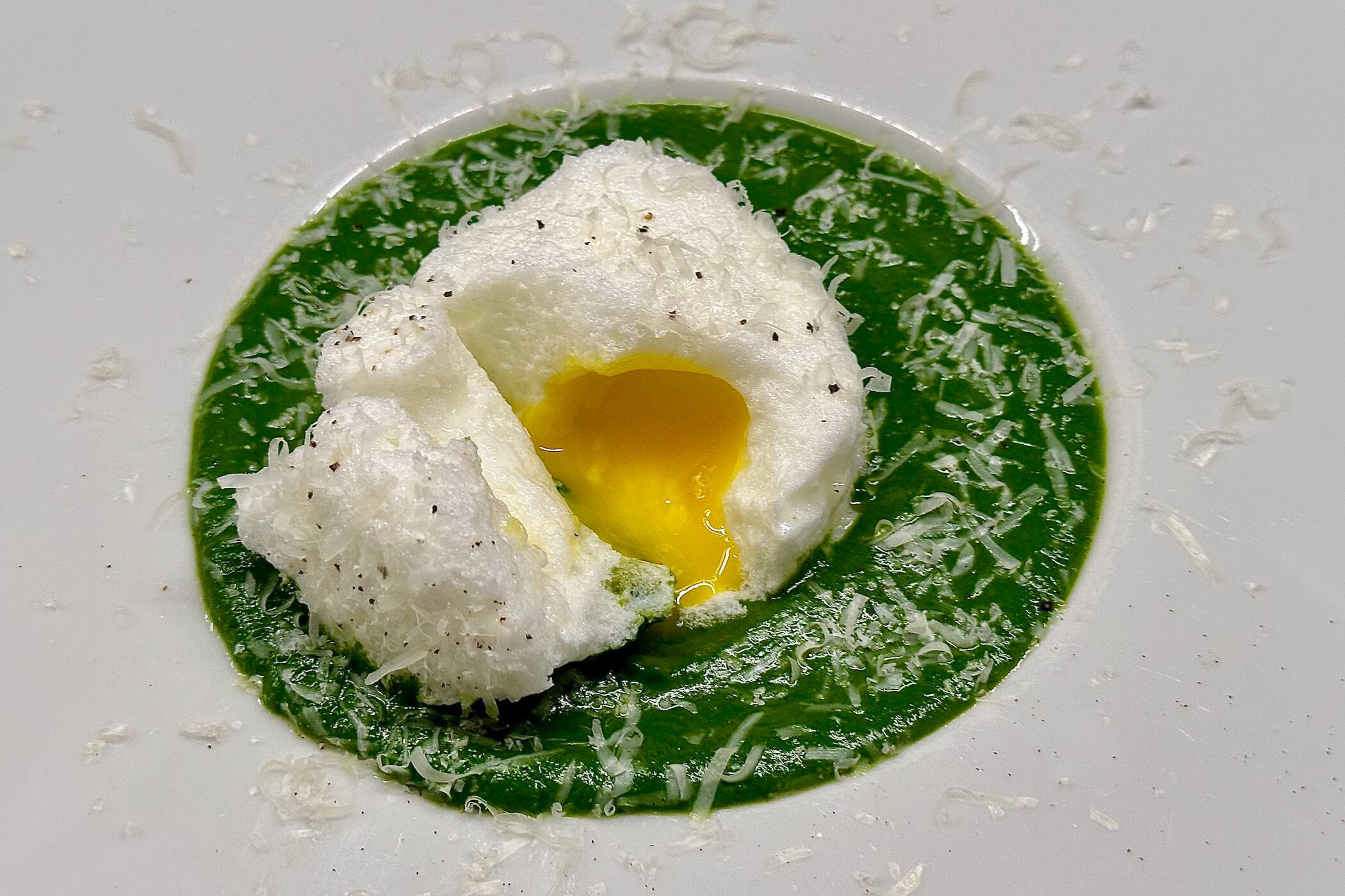 Uovo nuvola, la ricetta super soffice dal cuore cremoso