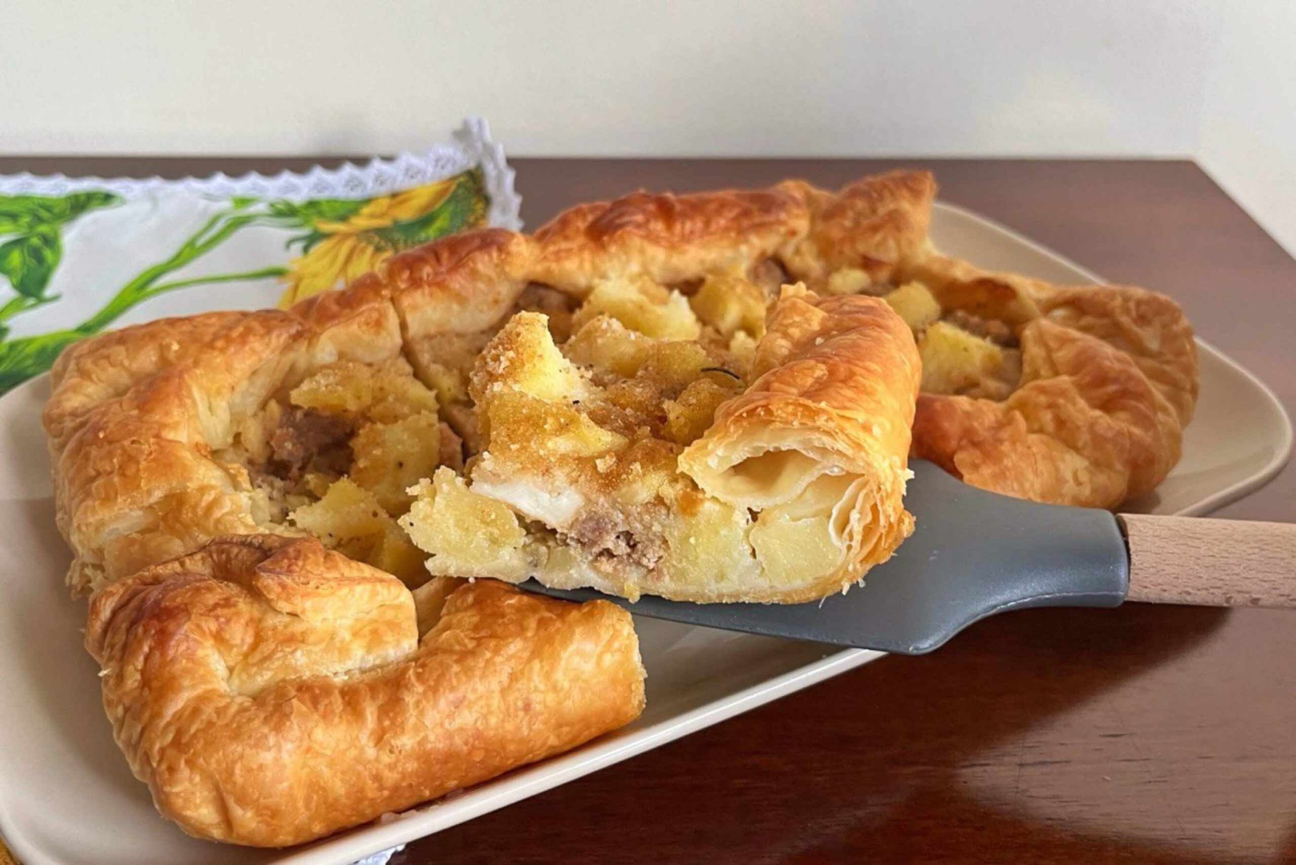 Torta salata con patate, salsiccia e provola: la ricetta che piace proprio a tutti