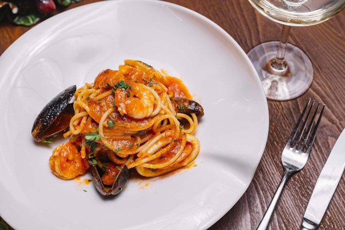 vista-superiore-degli-spaghetti-dei-frutti-di-mare-con-la-salsa-al-pomodoro-e-il-prezzemolo-delle-cozze-gamberetti- primo piatto