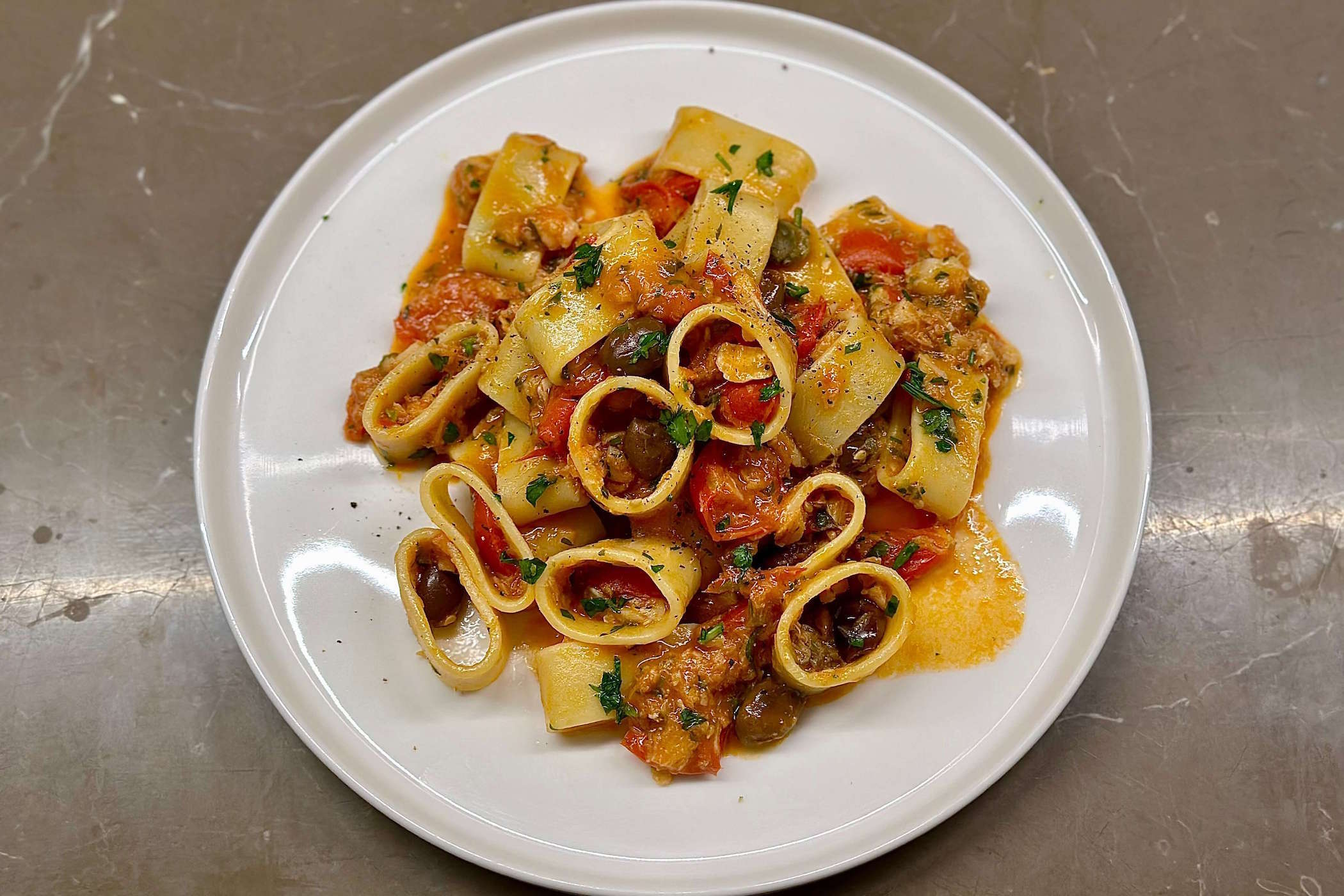 Calamarata con baccalà e pomodorini, la ricetta colorata delle feste