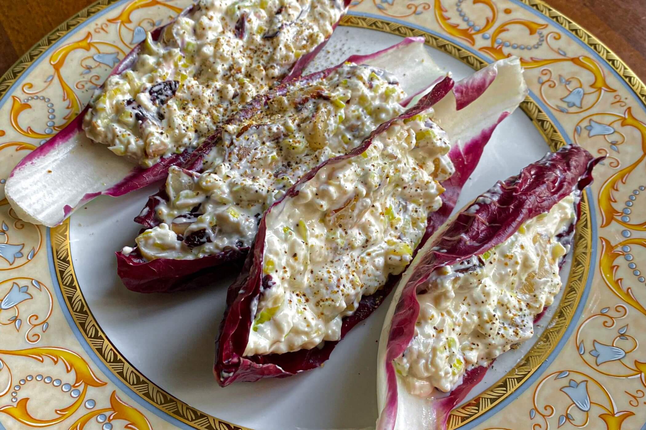 Barchette di radicchio ripiene, l’antipasto cremoso e croccante che piace a tutti!