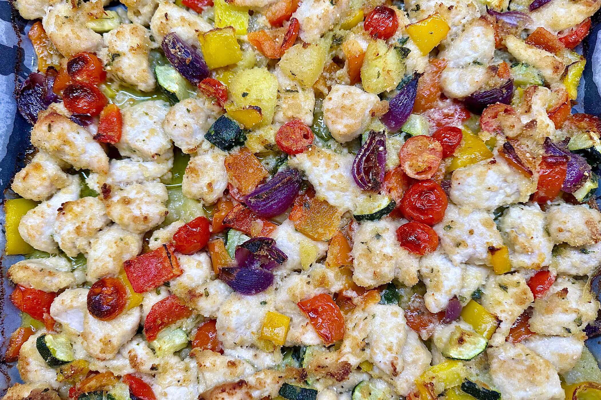 Pollo gratinato al forno con verdure, la ricetta colorata che piace anche i bambini