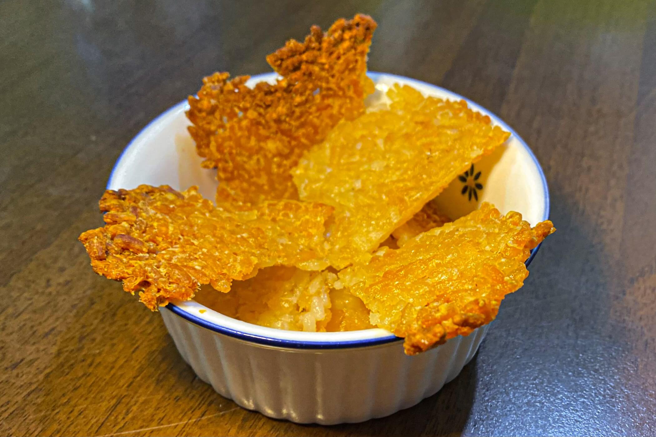 Chips di riso al forno, lo snack sano e croccante con soli 2 ingredienti
